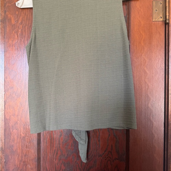 Women’s Lucky Brand Button down tank with tie - M - perfect condition - Picture 2 of 2